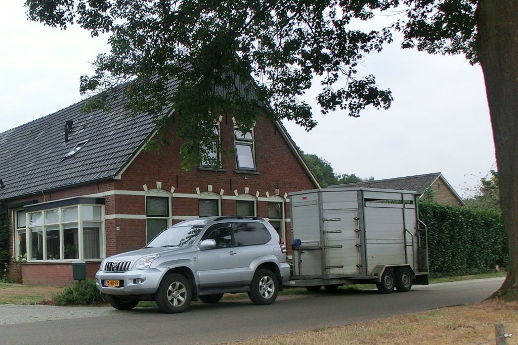 Auto en veewagen voor de boerderij